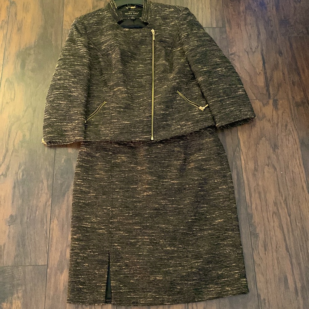 By TwinHill suit exclusively for Mary Kay black & gold size 6P